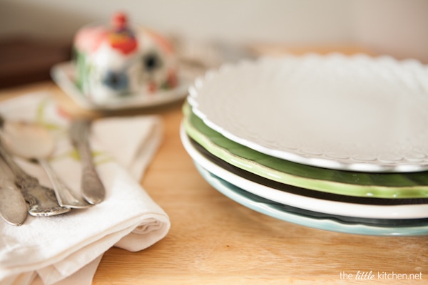Entertaining Tip: Plates for your guest don't have to match and it makes your table even more colorful Entertaining Tips