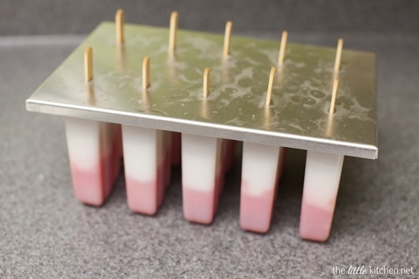 Red, White & Blue Popsicles from thelittlekitchen.net Red, White & Blue Popsicles from thelittlekitchen.net