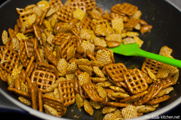 Sweet & Spicy Snack Mix from thelittlekitchen.net Sweet & Spicy Snack Mix from thelittlekitchen.net