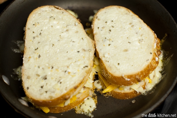 Swiss & Cheddar Grilled Cheese Sandwiches from thelittlekitchen.net Swiss & Cheddar Grilled Cheese Sandwiches from thelittlekitchen.net