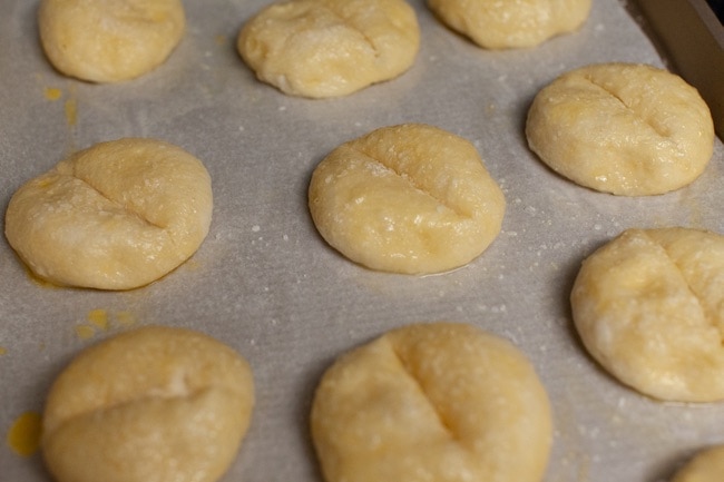 Pretzel Slider Rolls from thelittlekitchen.net Pretzel Slider Rolls from thelittlekitchen.net