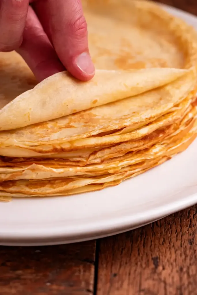 Folding crêpes into classic triangular quarters